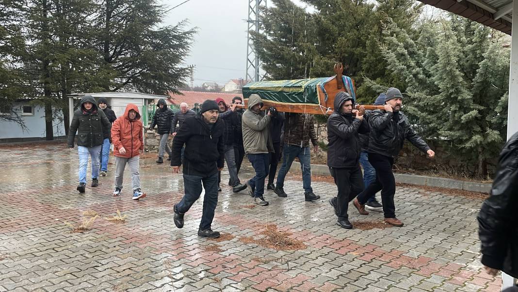 Antalya'daki feci kazada ölen Konyalı anne-kız gözyaşları içinde defnedildi 1